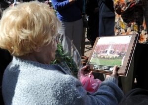 12494-Fountain-025e Woman Accepting Award